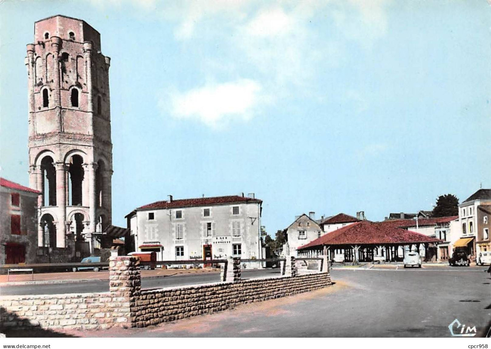 86 - SAN62252 - CHARROUX - La Place St Pierre - Tour Charlemagne - Anciennes Halles - Combier - CPSM 10x15 Cm - Charroux