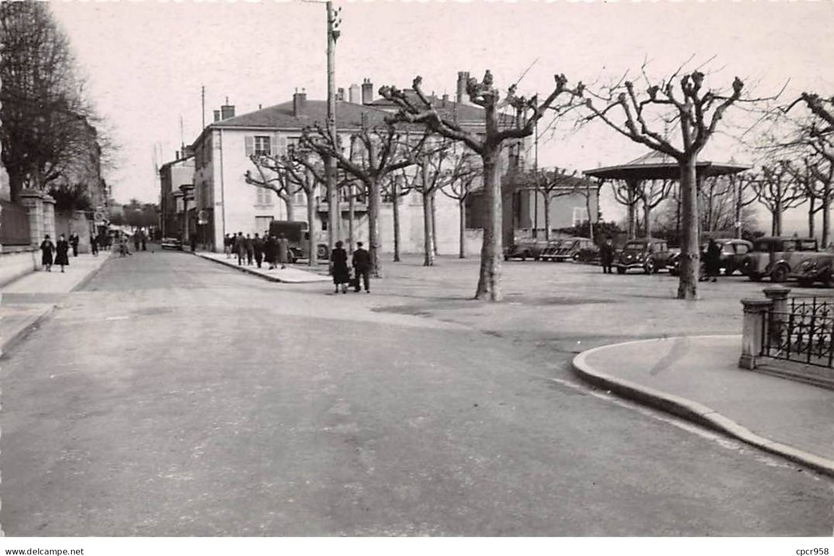 01 - SAN62566 - TREVOUX - La Place De La Terrasse - CPSM 14x9cm - Trévoux