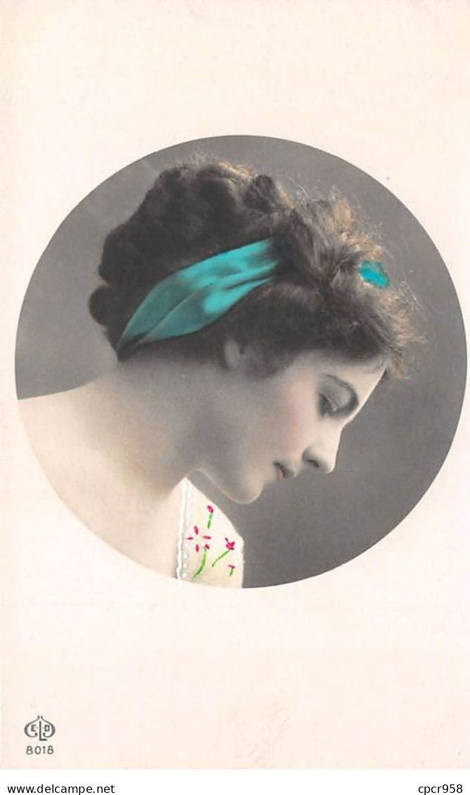 Fillette - N°87434 - Genre Grete Reinwald Avec Un Ruban Bleu Dans Un Médaillon - ELD - Portraits