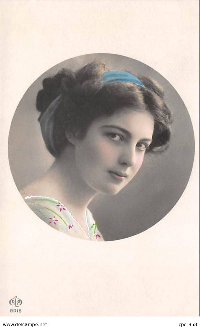 Fillette - N°87432 - Genre Grete Reinwald Avec Un Ruban Bleu Dans Un Médaillon - ELD - Portraits