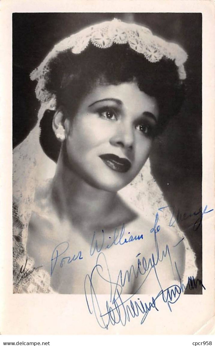 Artiste - N°86831 - Actrice Portant Un Voile - Carte Avec Autographe, Pliée Vendue En L'état - Entertainers