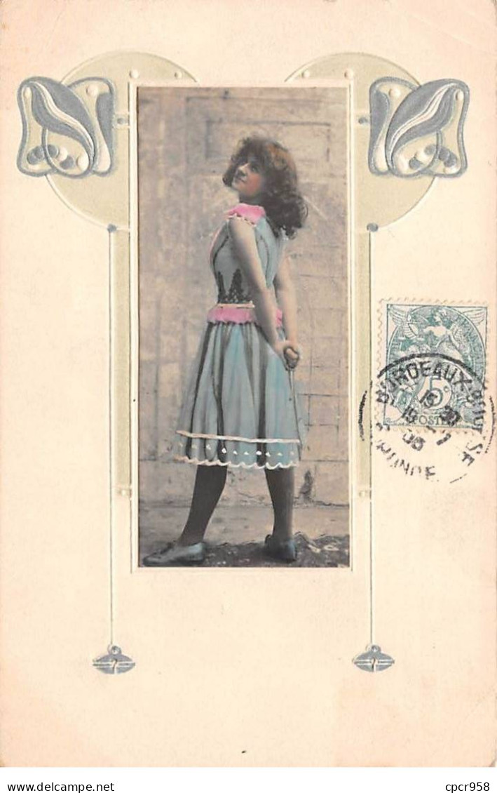 Actrice - N°88669 - Jeune Femme Portant Une Robe Bleue Et Rose - Carte Gaufrée - Attori