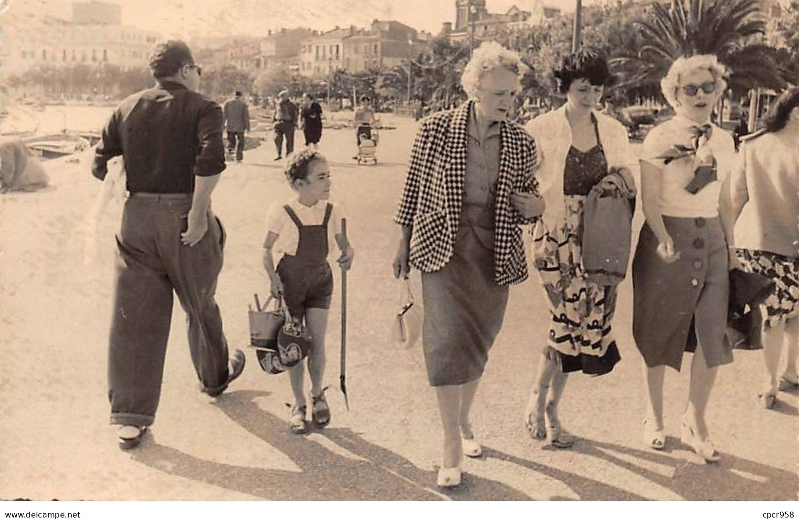 83 - N°88108 - SANARY-SUR-MER - Promeneurs Marchant Sur La Croisette, Une Fillette Portant Un Seau - Sanary-sur-Mer