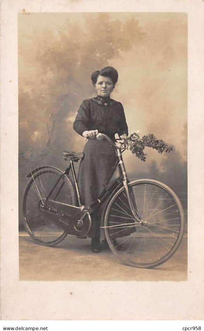 Sports - N°87981 - Cyclisme - Femme Près D'une Vélo - Carte Photo - Cycling