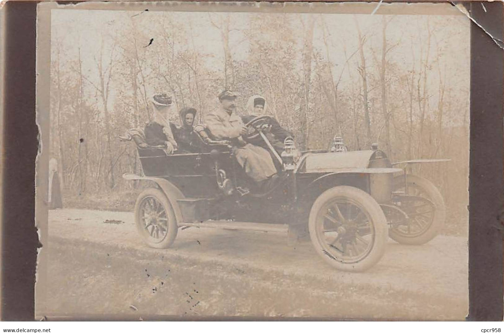 Automobile - N°87943 - Famille Dans Une Voiture Dans Une Forêt - Carte Photo, Pliée Vendue En L'état - PKW