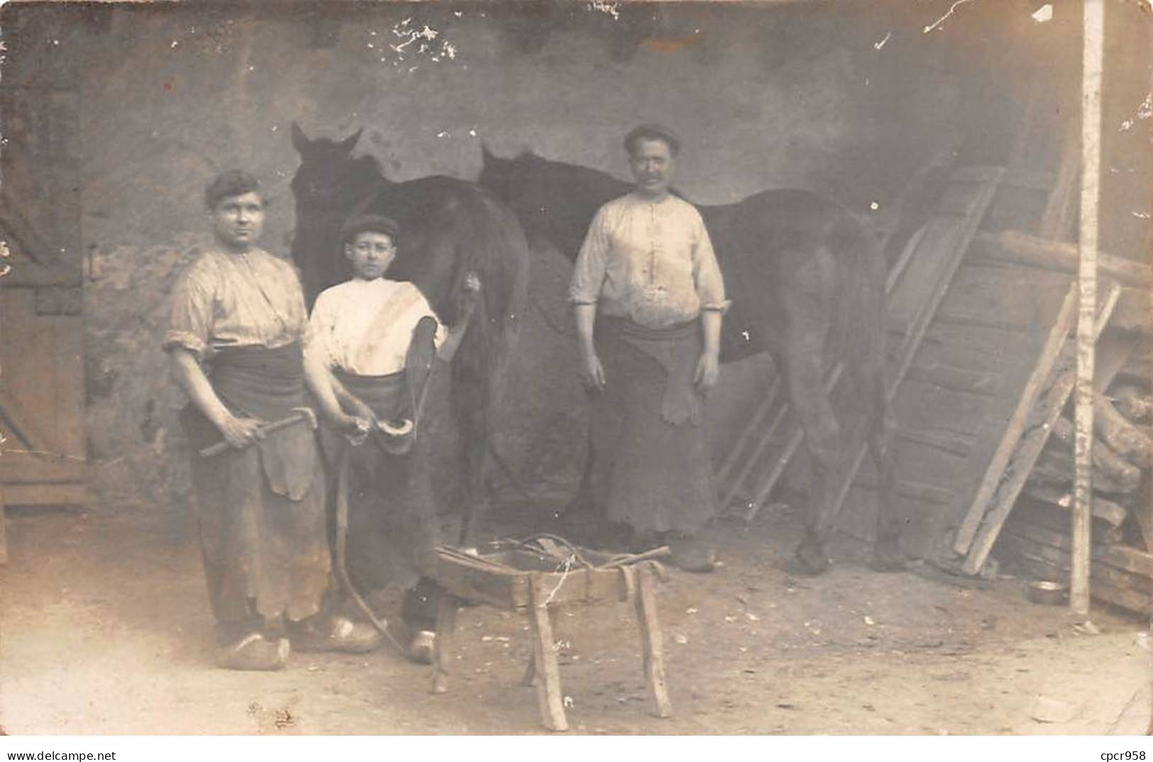 Métiers - N°87969 - Maréchal-Ferrant Près à Ferrer Des Chevaux - Carte Photo à Localiser - Kunsthandwerk