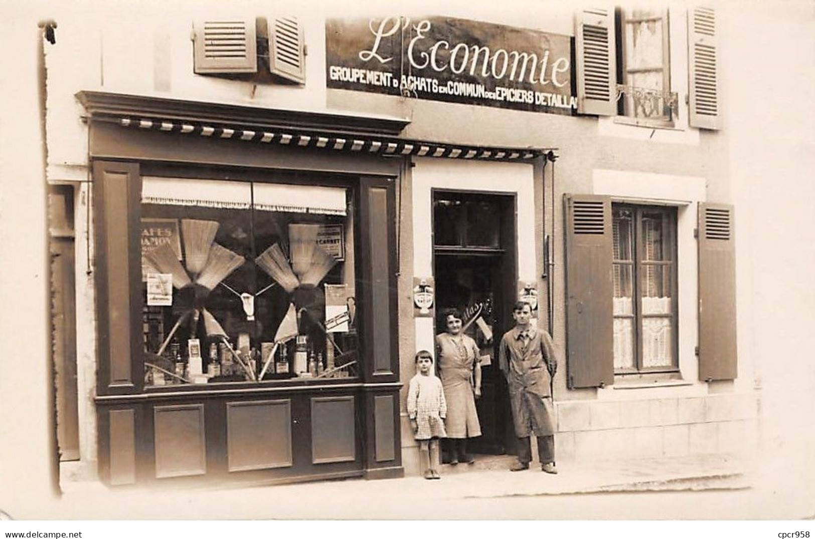 Métiers - N°87967 - Commerce - Famille Devant Une épicerie - L'Economie, Groupement D'achats - Carte Photo à Localiser - Autres & Non Classés