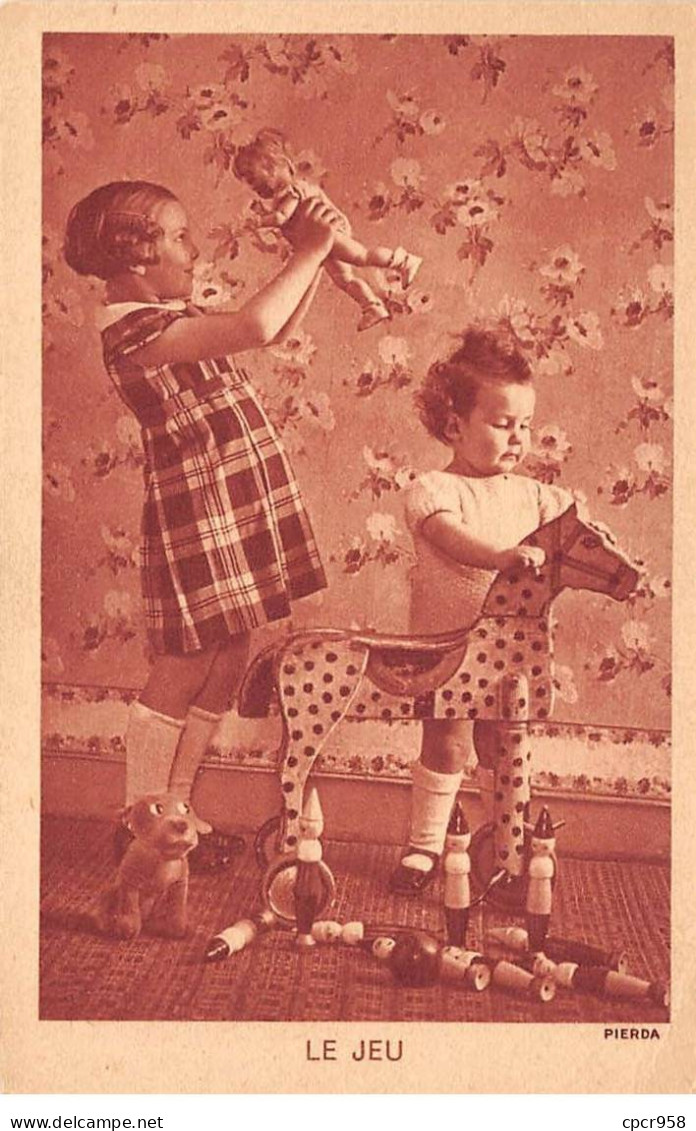 Jouet - N°87964 - Le Jeu - Fillettes, L'une Avec Une Poupée, Près D'un Cheval En Bois - Comité National De L'Enfance - Games & Toys