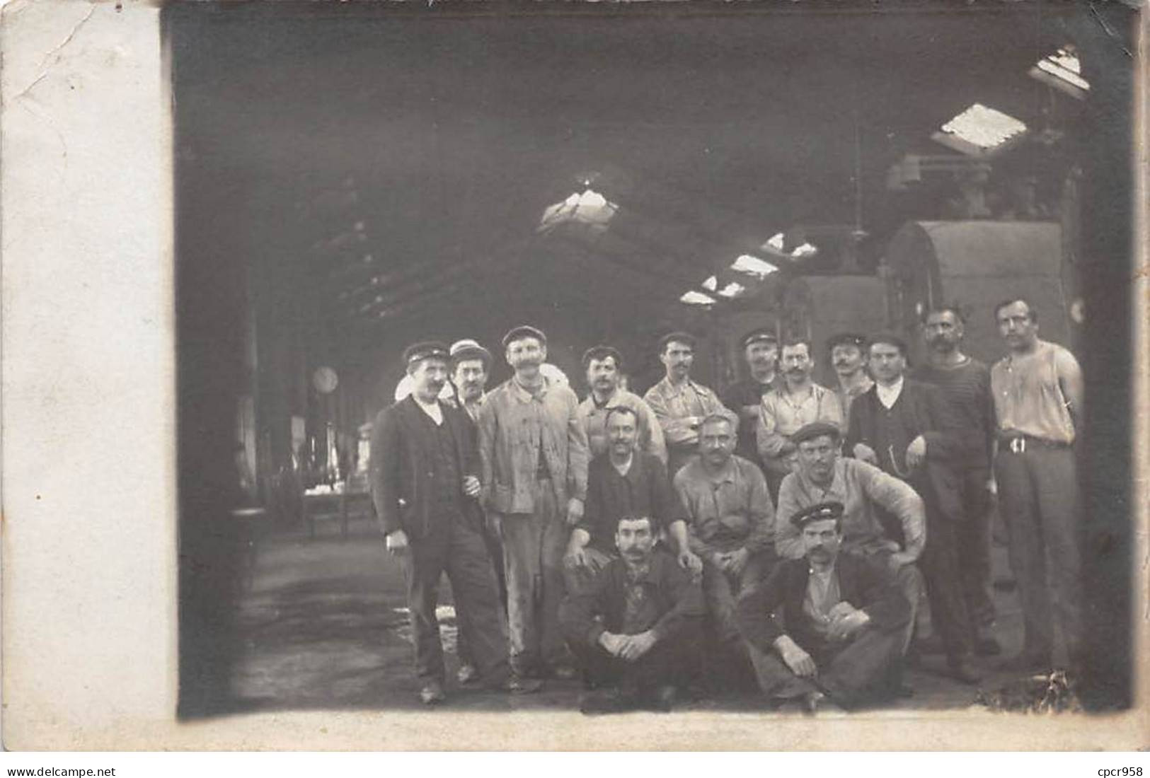 Métiers - N°87961 - Groupe D'hommes - Atelier Chemin De Fer - Carte Photo à Localiser - Industry