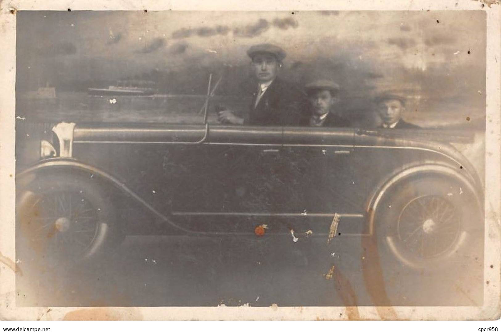 Surréalisme - N°87957 - Hommes Et Enfants Dans Une Voiture - Carte Photo - Other & Unclassified