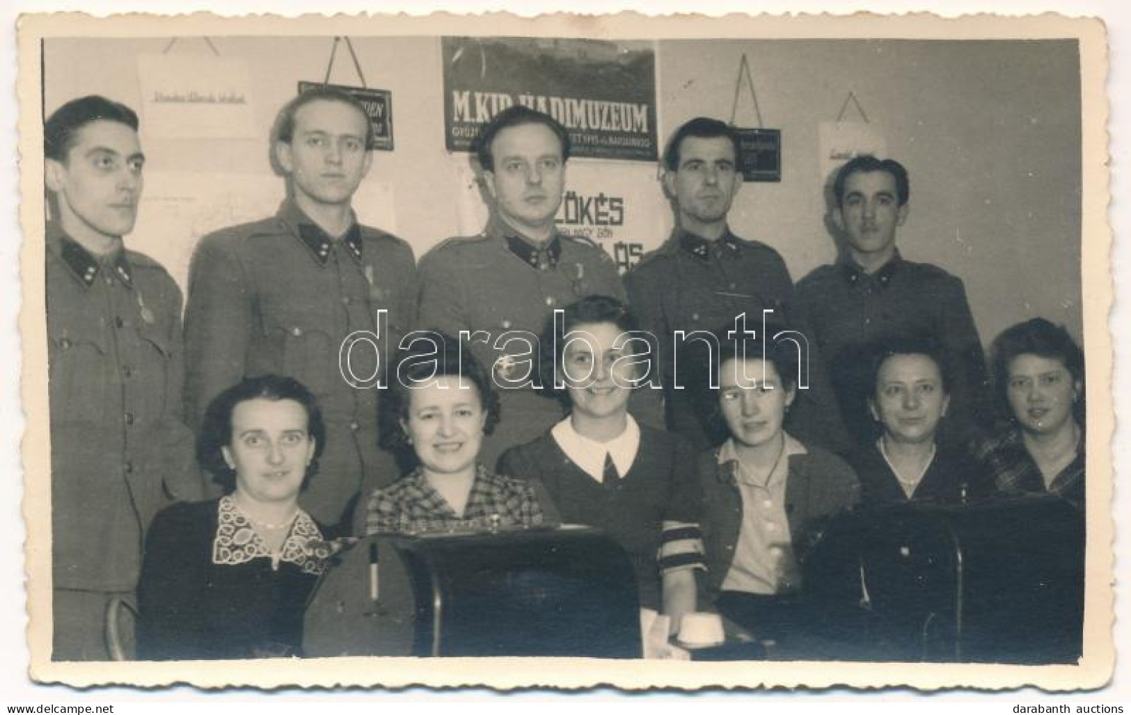 ** T2 M. Kir. Hadimúzeum, Csoportkép Katonákkal / Hungarian Soldiers Group Photo - Unclassified