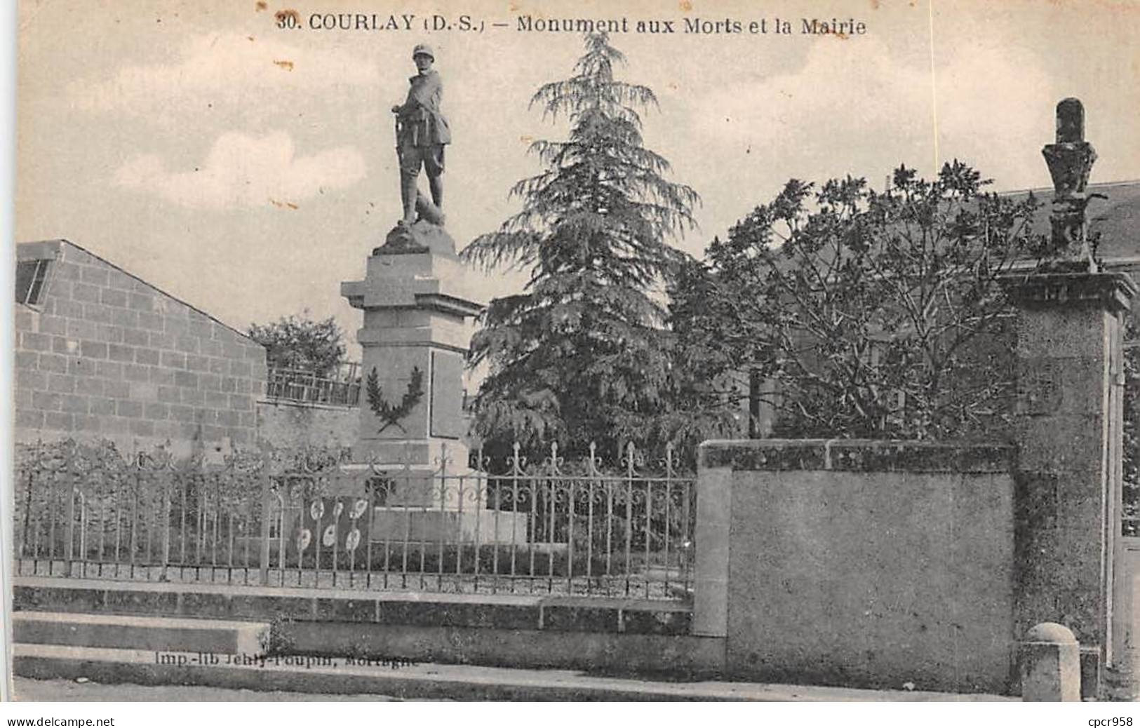 79 - COURLAY - SAN67477 - Monument Aux Morts Et La Mairie - Sonstige & Ohne Zuordnung