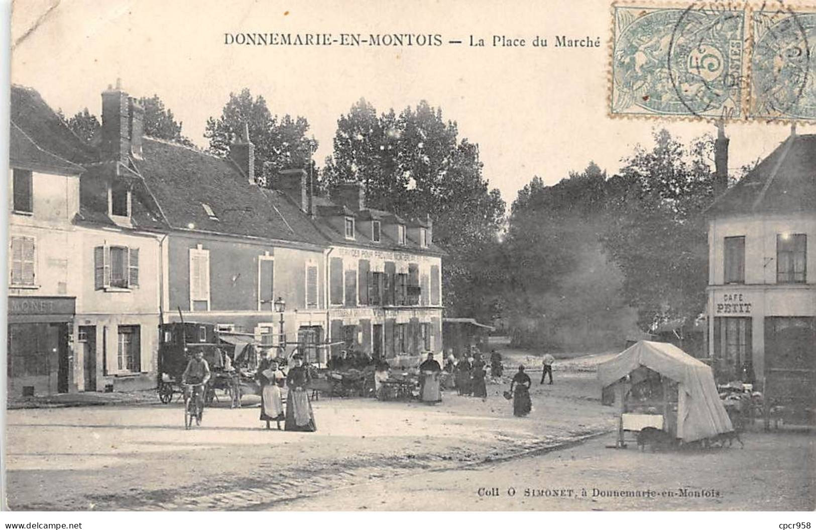 77 - DONNEMARIE EN MONTOIS - SAN67361 - La Place Du Marché - Pli - Autres & Non Classés