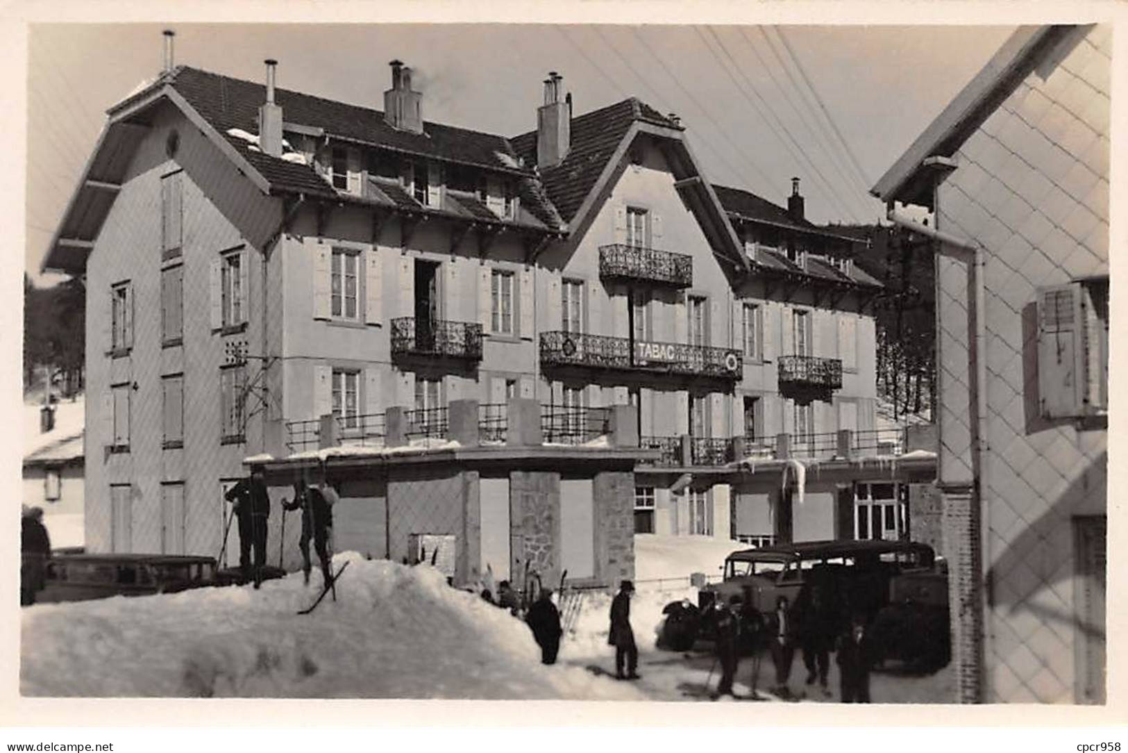 68 - N°89516 - MUNSTER - Skieurs Devant Une Maison, Tabac - Carte Photo - Munster