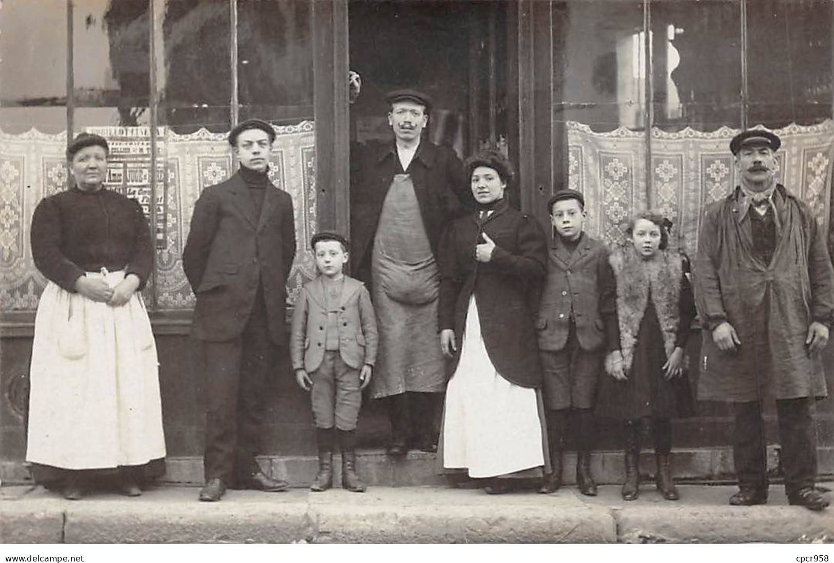 75 - N°89525 - PARIS - Groupe De Personnes Devant Un Café - Carte Photo à Localiser - Cafés, Hôtels, Restaurants