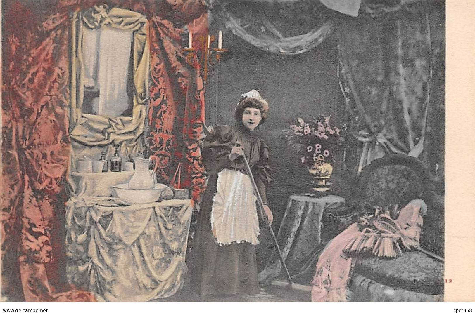 Fantaisies - N°89235 - Femme - Jeune Servante Balayant Dans Une Chambre, Près D'une Coiffeuse - Femmes