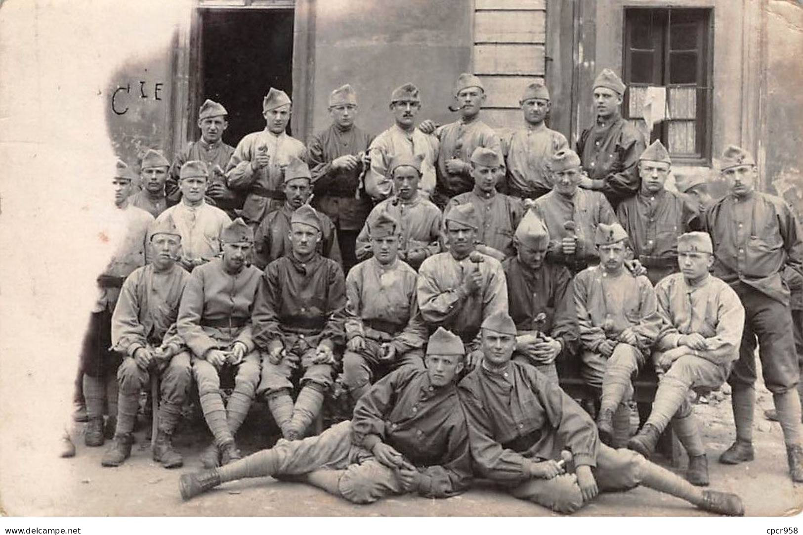 Militaire - N°88920 - Groupe De Militaires Devant Un Bâtiment - Carte Photo à Localiser - Régiments