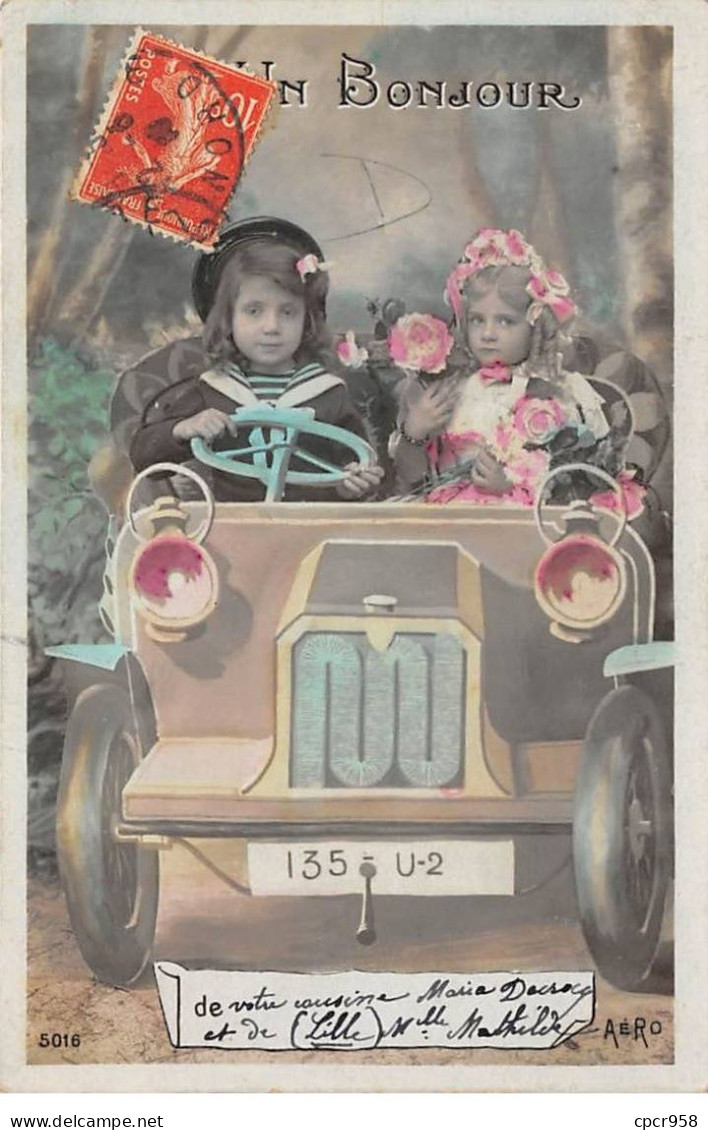 Automobile - N°89133 - Un Bonjour - Couple D'enfants Au Volant D'une Voiture - Passenger Cars