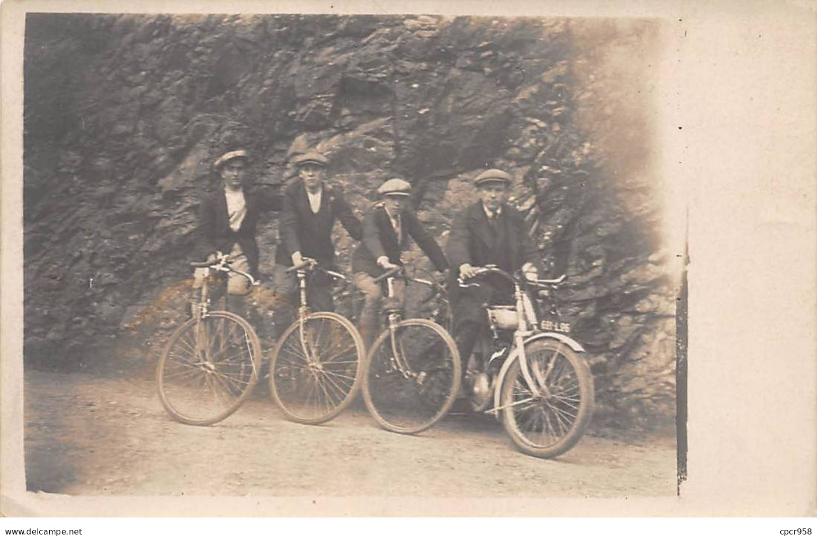 Automobile - N°89150 - Trois Hommes Sur Des Vélos Près D'un Homme Sur Une Moto - Carte Photo - Motorbikes