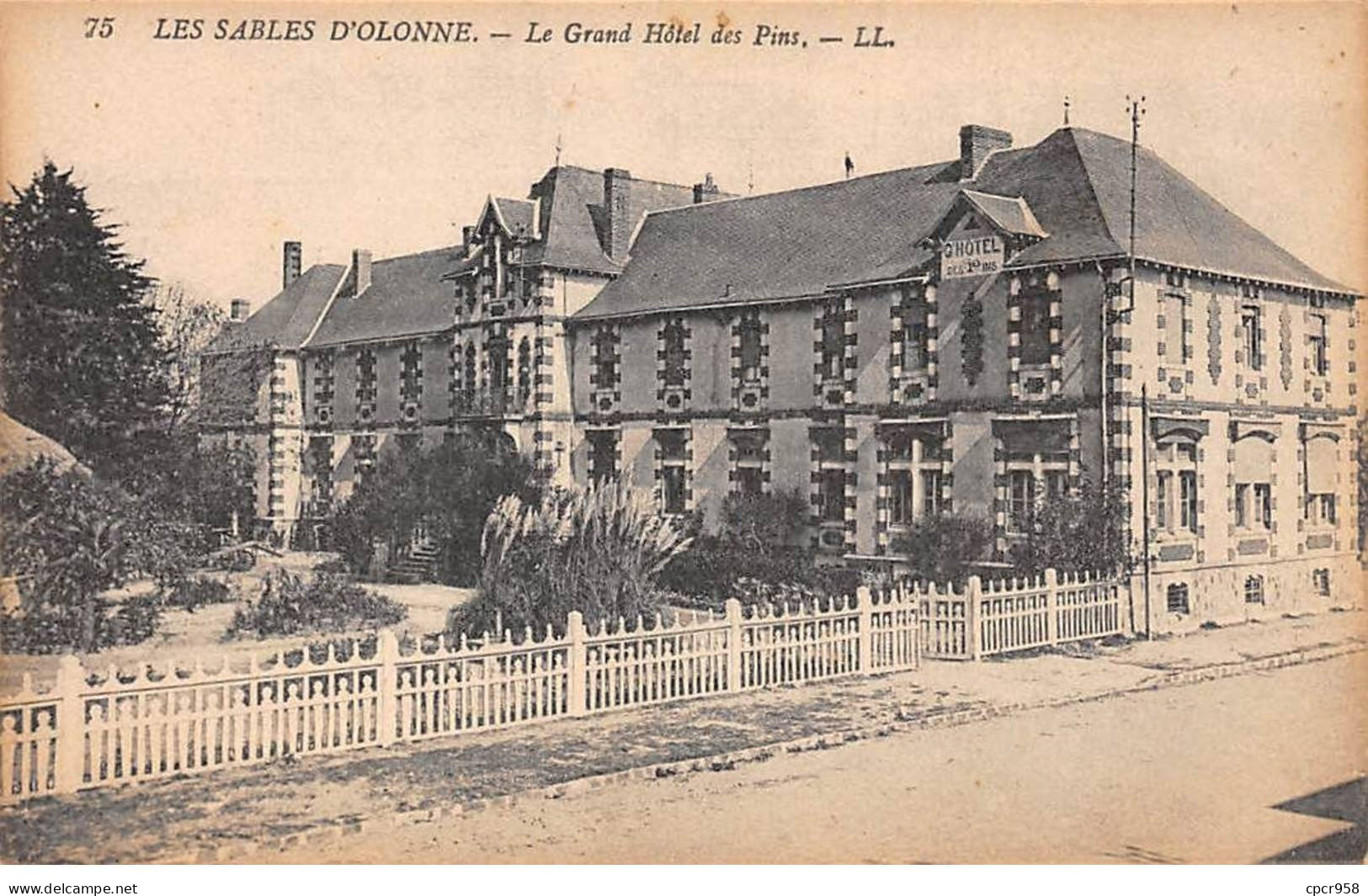 85 - LES SABLES D OLONNE - SAN67526 - Le Grand Hôtel Des Pins - Sables D'Olonne