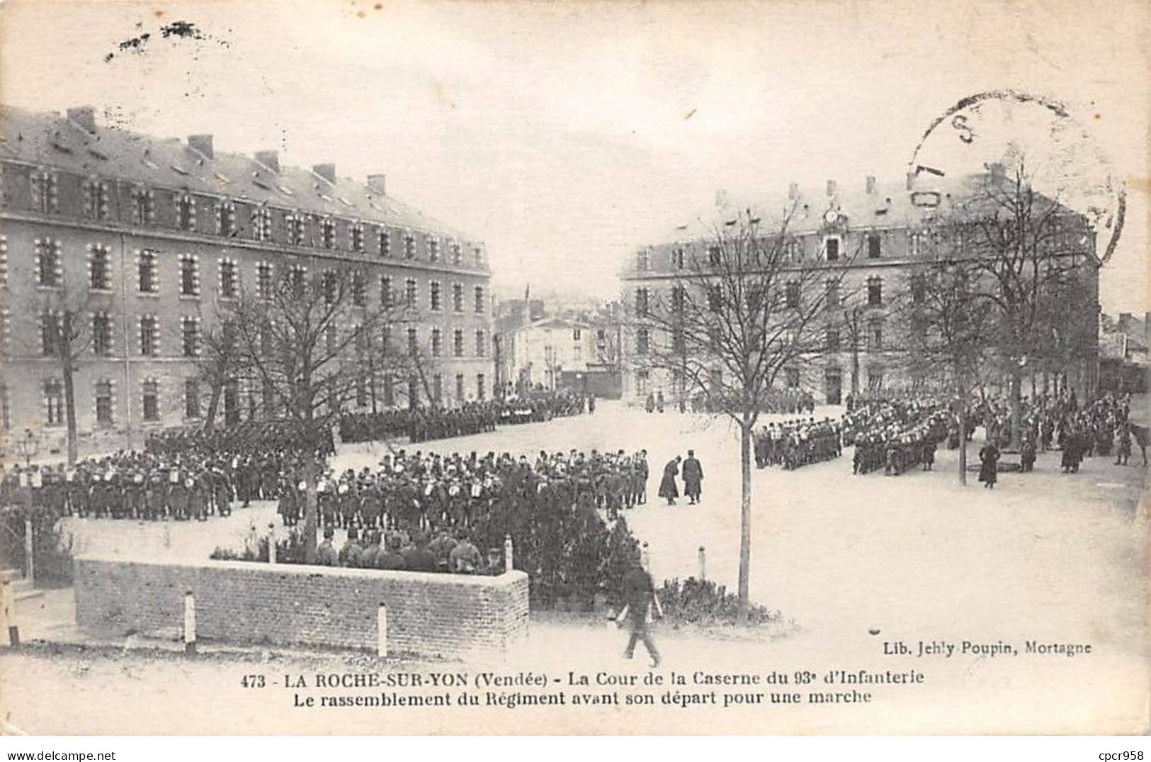 85 - LA ROCHE SUR YON - SAN67534 - La Cour De La Caserne Du 93e D'Infanterie - Le Rassemblement Du Régiment - La Roche Sur Yon