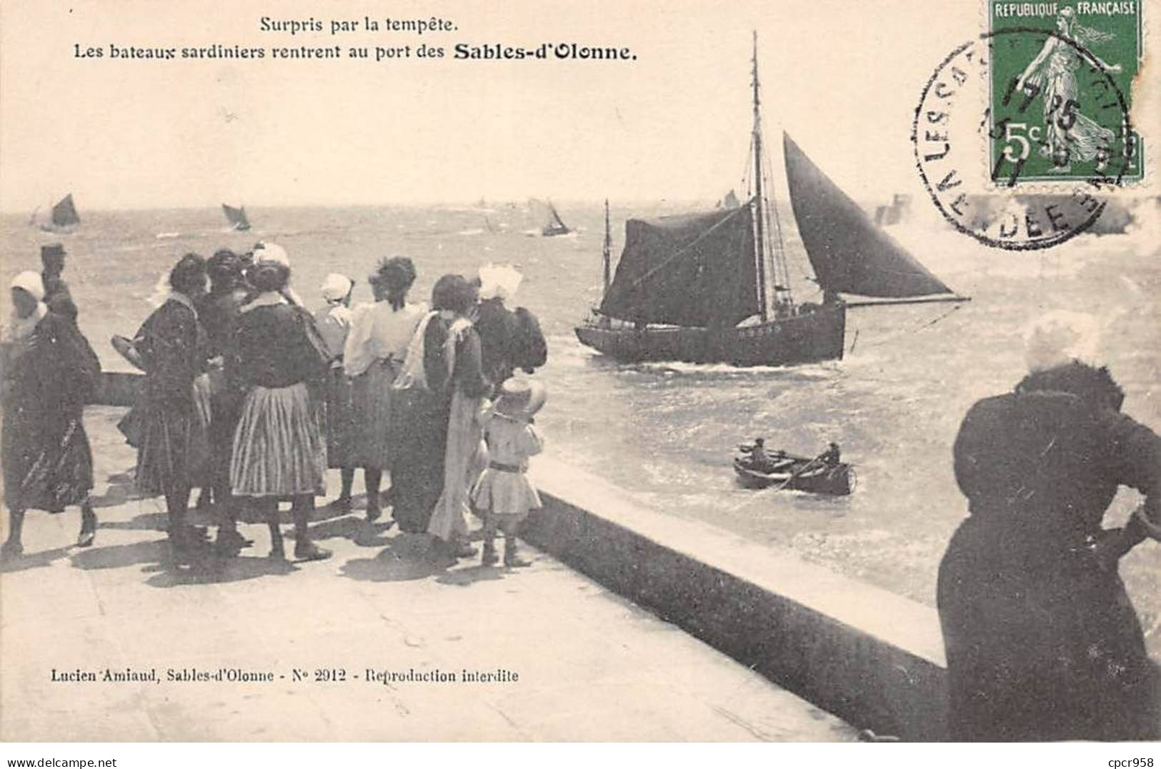 85 - LES SABLES D OLONNE - SAN67516 - Surpris Par La Tempête - Les Bateaux Sardiniers Rentrent Au Port - Sables D'Olonne