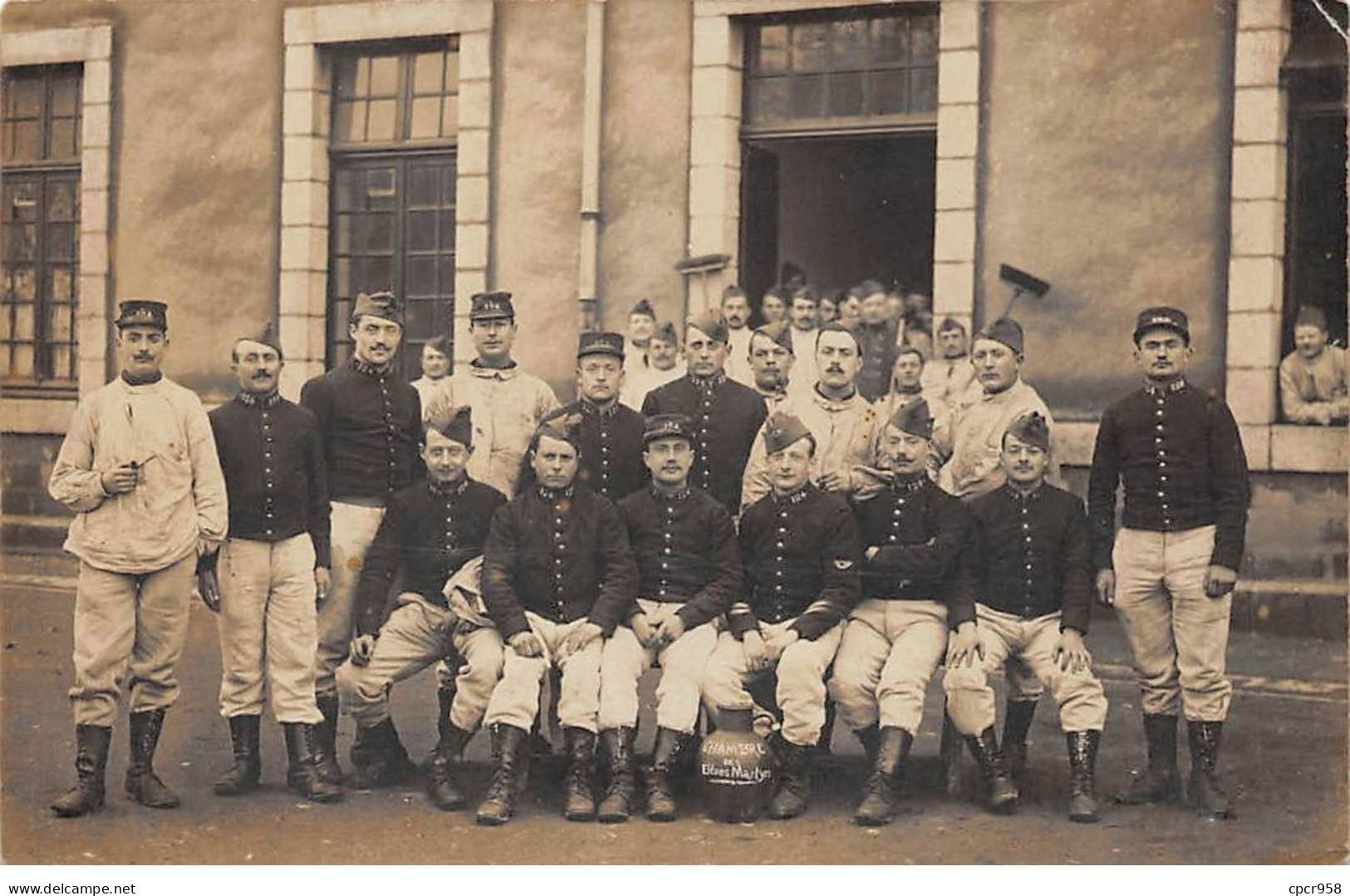 Militaire - N°88998 - Groupe De Militaires - Chambres Des Elèves Martyrs - Carte Photo à Localiser - Other & Unclassified