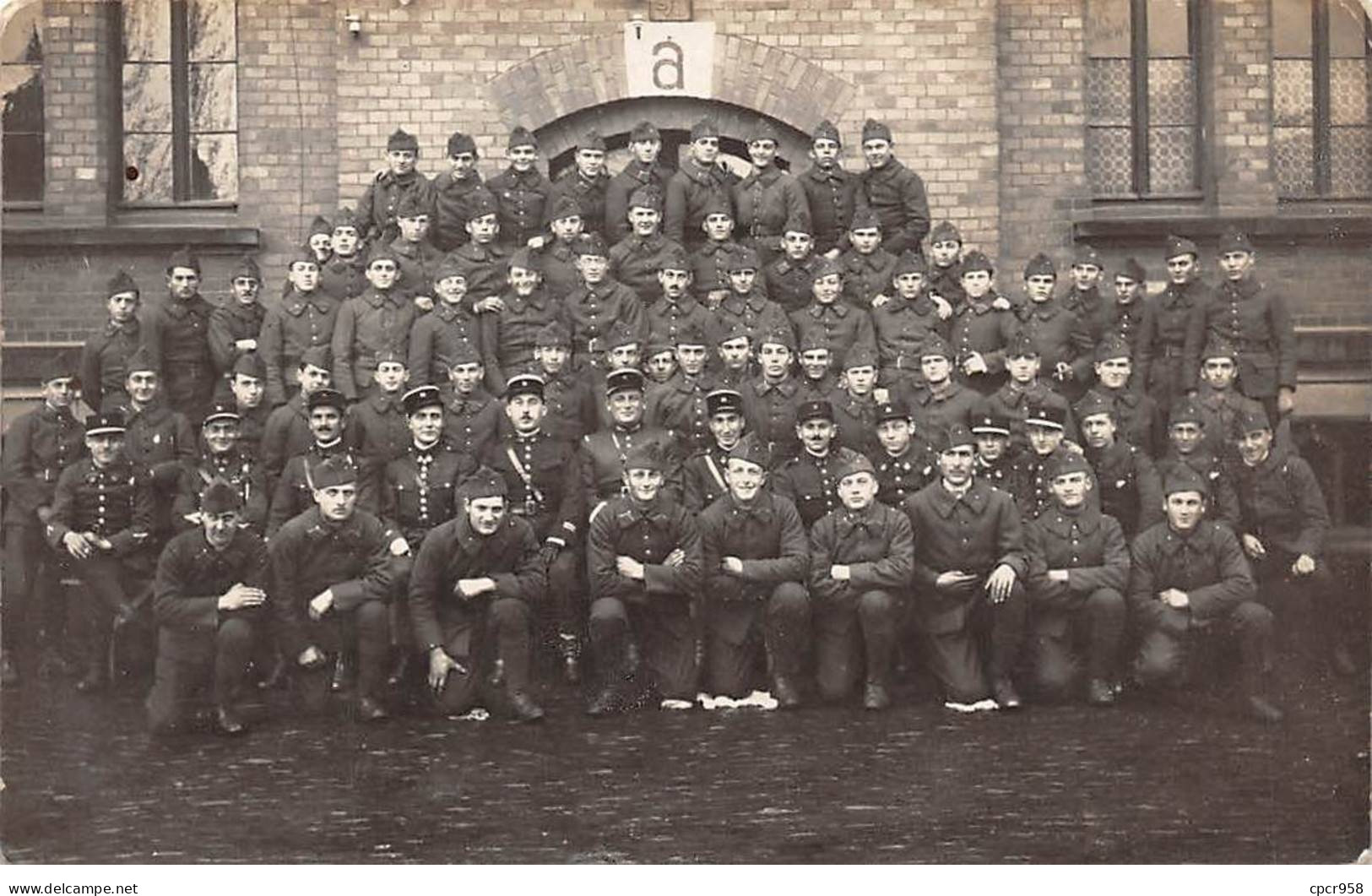 Militaire - N°88993 - Groupe De Militaires Dans Une Cour, Les Recrues De La 2è C. - Carte Photo à Localiser - Other & Unclassified