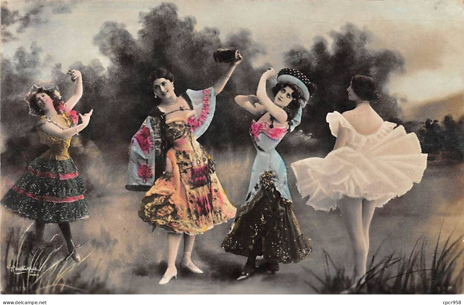 Artiste - N°90347 - Jeunes Femmes Portant Des Tenues De Danseuses - Carte Surréaliste - Entertainers