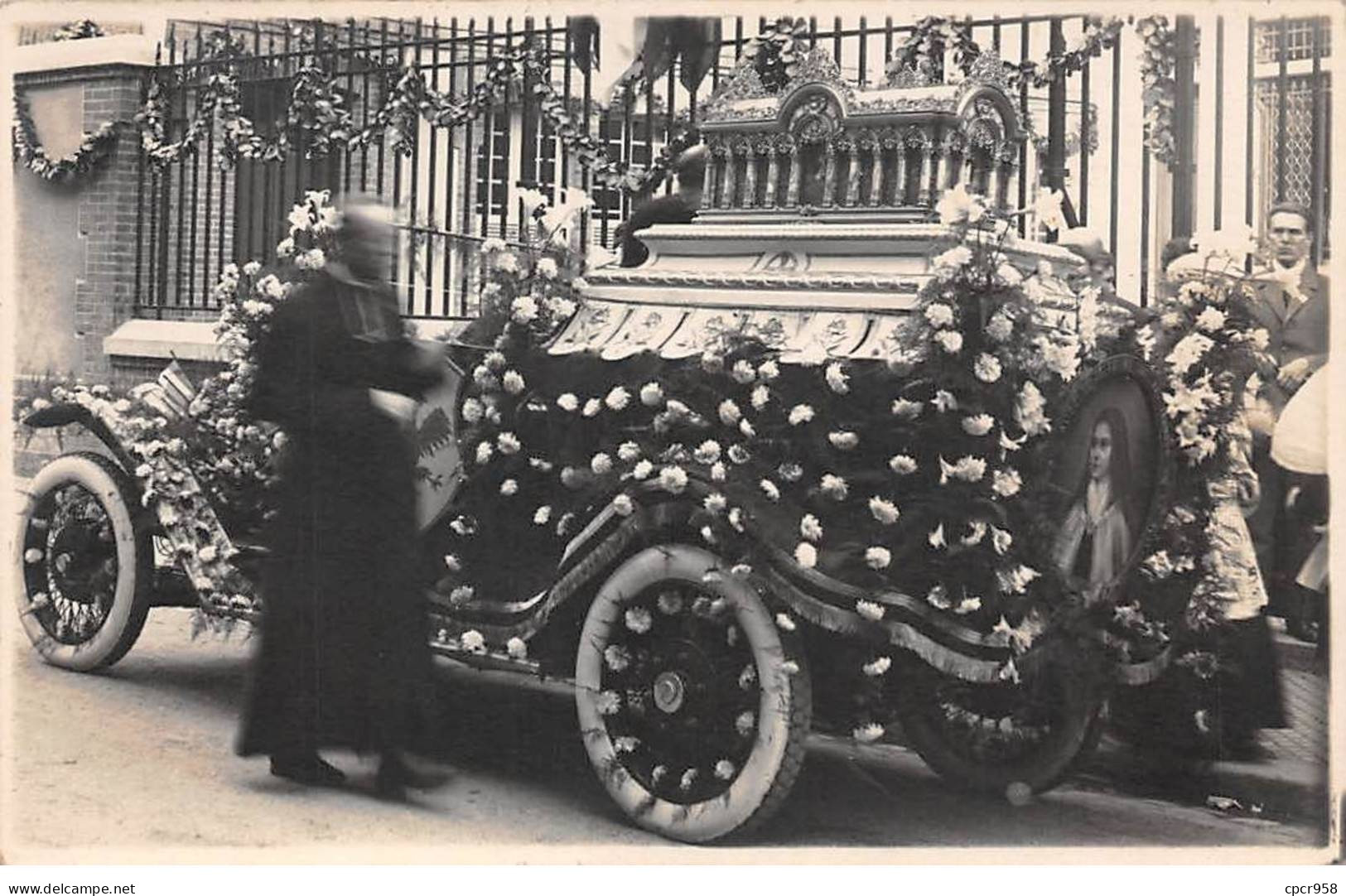 14 - N°90367 - LISIEUX - Voiture Transportant Les Reliques De Sainte-Thérèse - Carte Photo - Lisieux