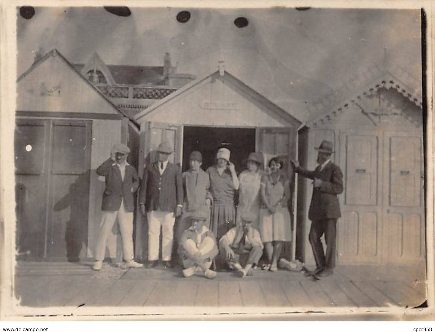 14 - N°90370 - DEAUVILLE ???  - Hommes Et Femmes Devant Une Cabine De Plage, 28 Août 1928 - Photo Souple 9x8 Cm - Deauville