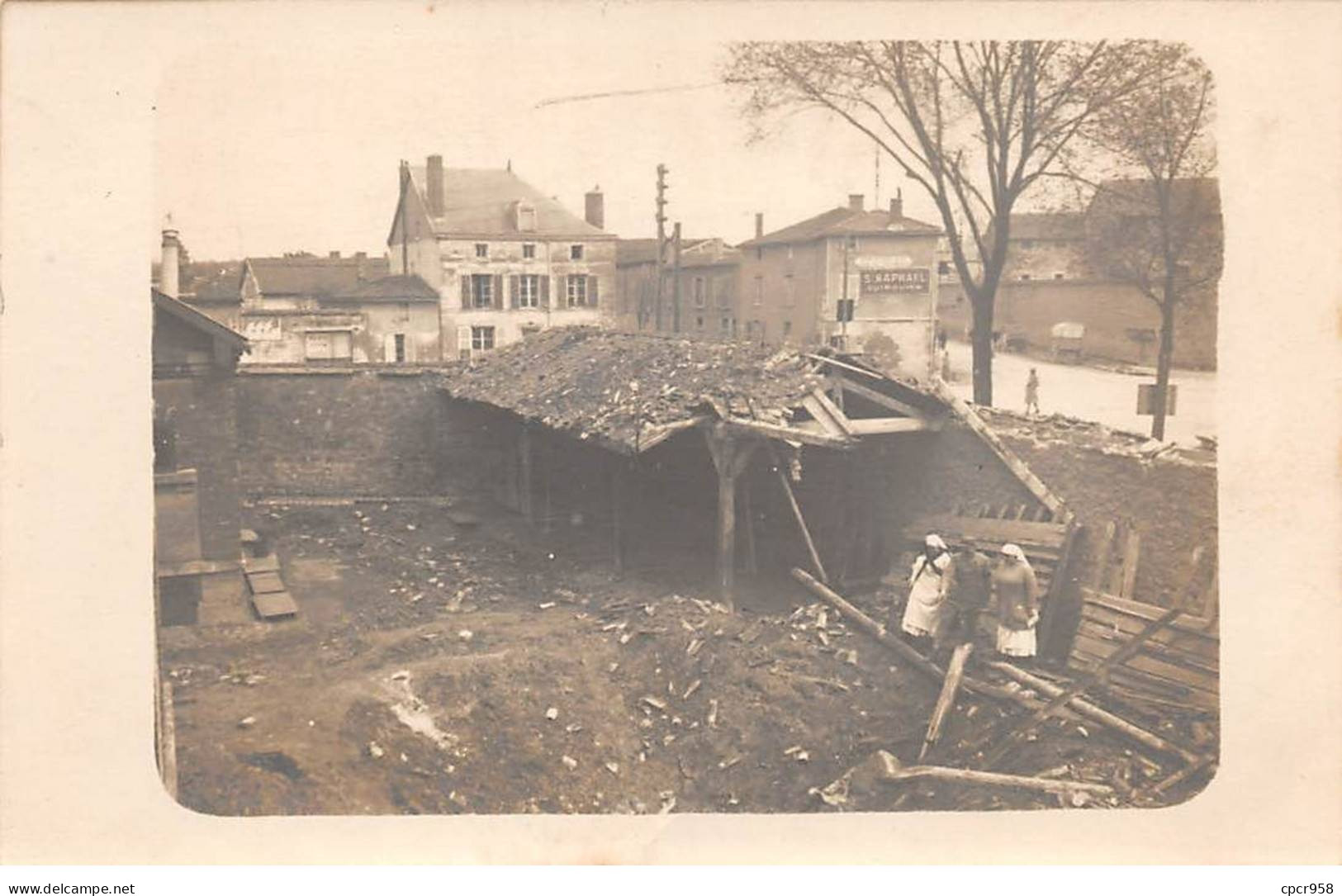 01 - N°90351 - POUGNY - Un Soldat Et Deux Femmes Dans Une Cour D'un Bâtiment En Ruine - Carte Photo - Non Classés