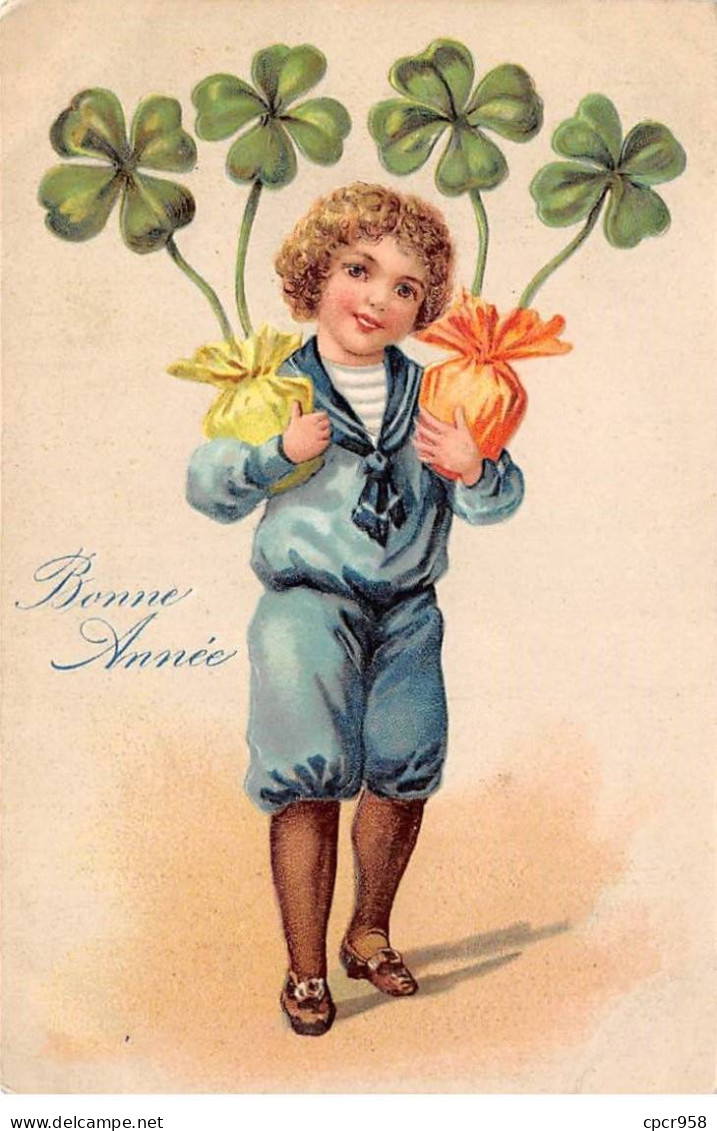 Nouvel An - N°90284 - Bonne Année - Garçon Portant Des Pots De Trèfles - Carte Gaufrée - New Year