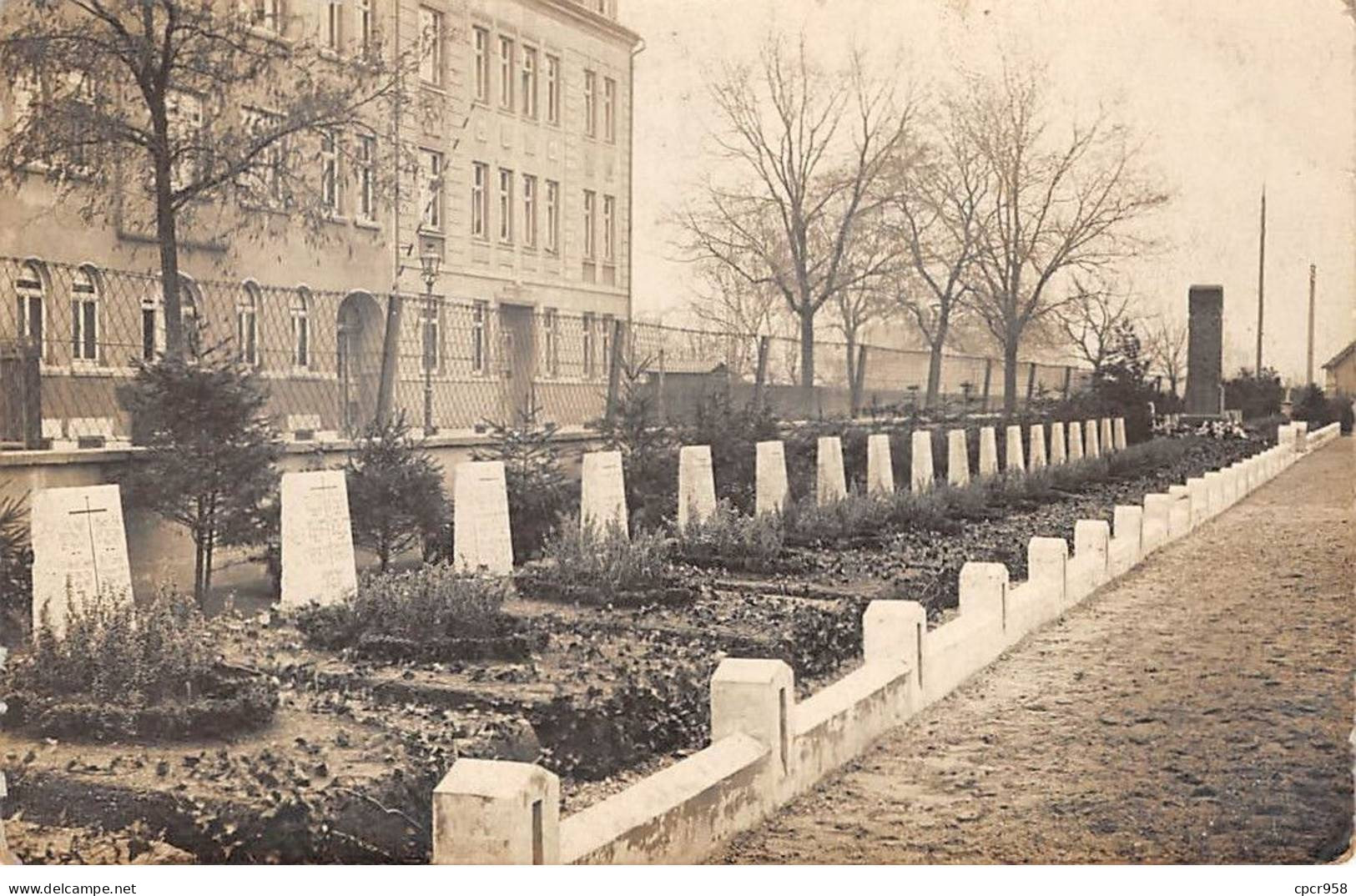 Militaire - N°90265 - Guerre 14-18 - Tombes De Militaires Dans Un Cimetière - Carte Photo à Localiser - War 1914-18
