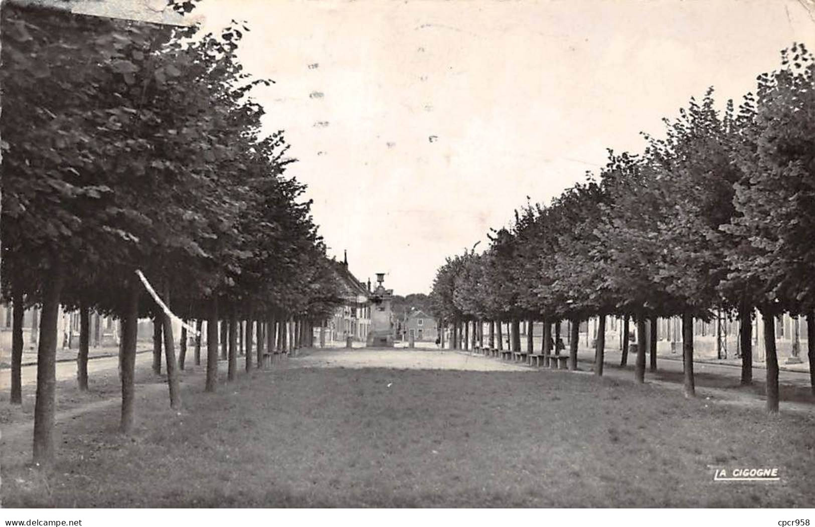 02. San67811. Sissonne. Place De La Grande Roize. N°5. Collection Nardon. Edition La Cigogne . Cpsm 9X14 Cm . - Sissonne