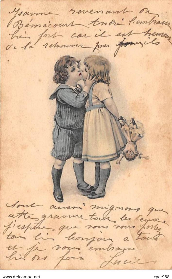 Illustrateur - N°89736 - Couple D'enfant S'embrassant, La Fillette Tenant Une Poupée - Autres & Non Classés