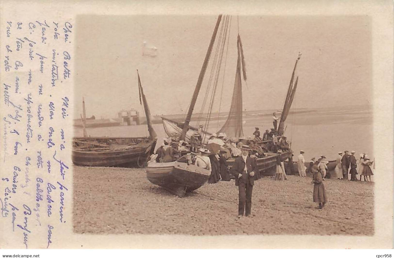 80 - N°90579 - LE CROTOY - Personnes Dans Des Grandes Barques échouées Sur La Plage - Carte Photo - Le Crotoy