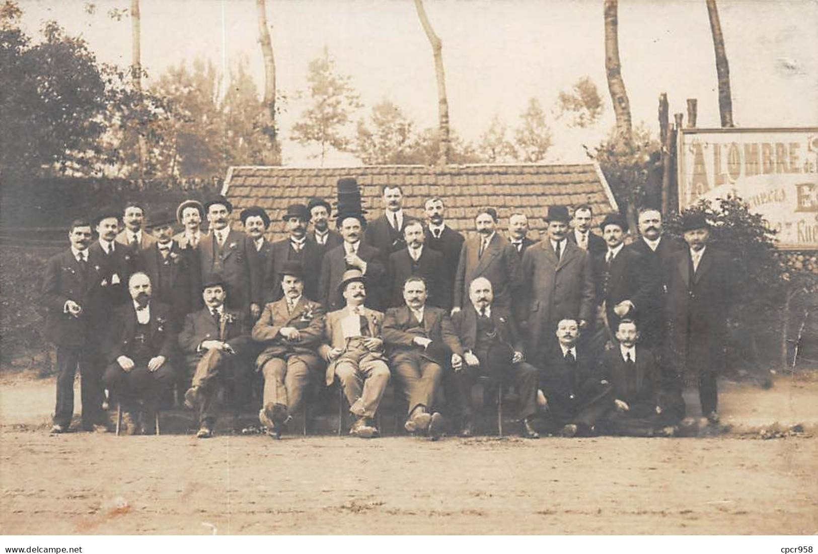 92 - N°90599 - RUEIL ?? - Groupe D'hommes Dans Une Cour - Carte Photo - Rueil Malmaison