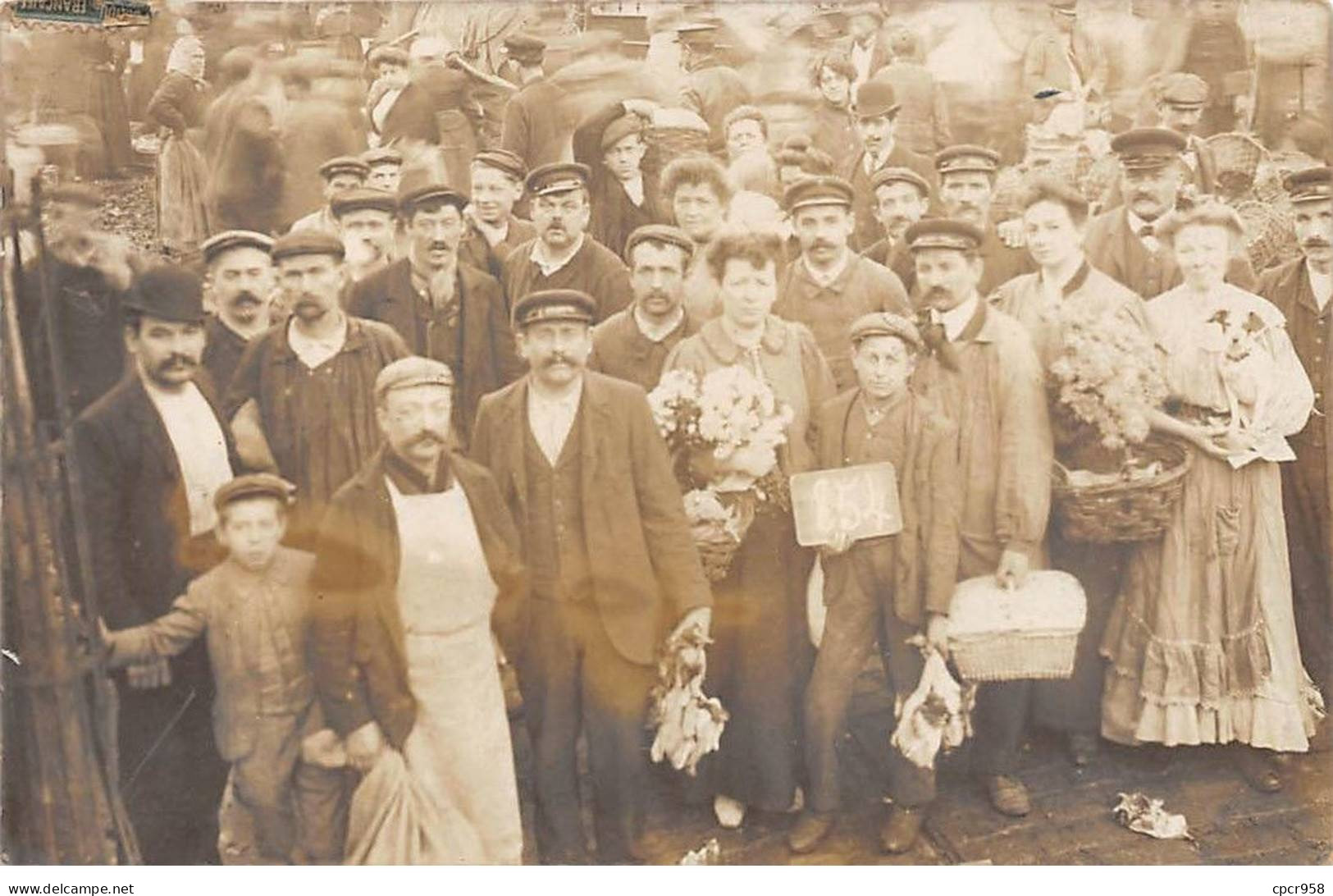 75001 - N°90523 - PARIS - Les Halles - Groupe De Personnes, Certains Portant Leurs Achats - Pancarte 854 - Carte Photo - Arrondissement: 01