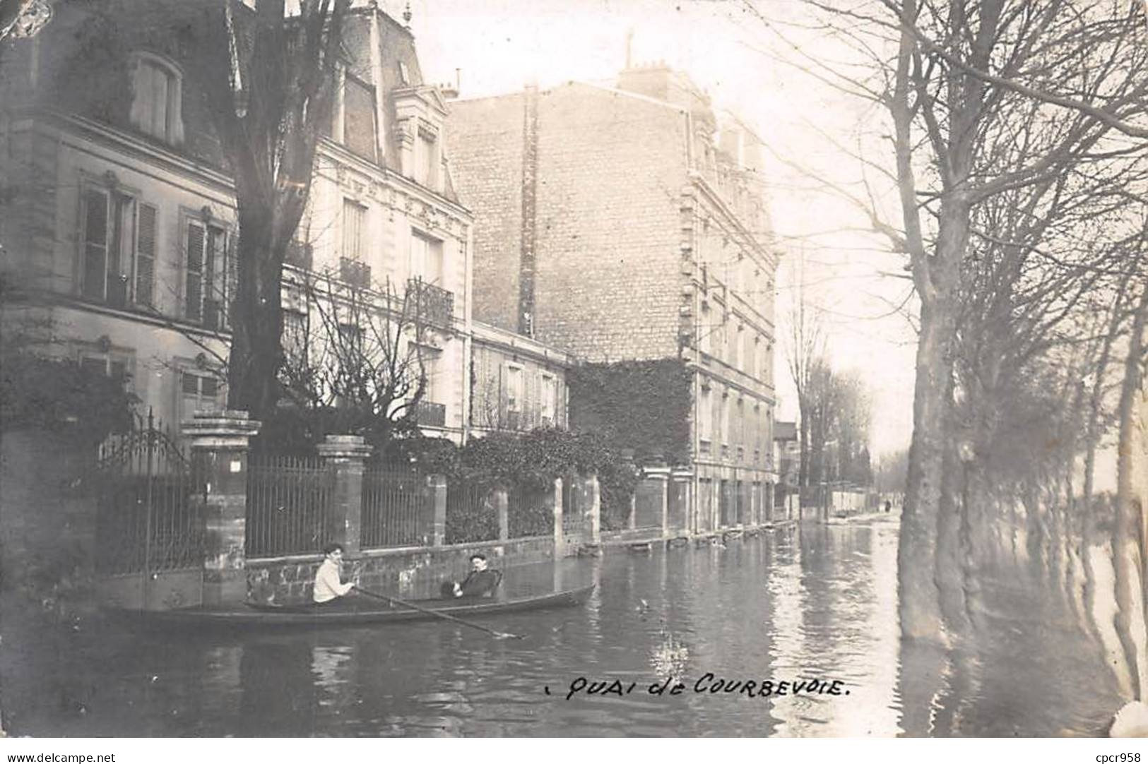 92 - N°90595 - COURBEVOIE - Quai De Courbevoie, Un Jour D'inondation 1910 - Hommes Dans Une Barque - Carte Photo - Courbevoie