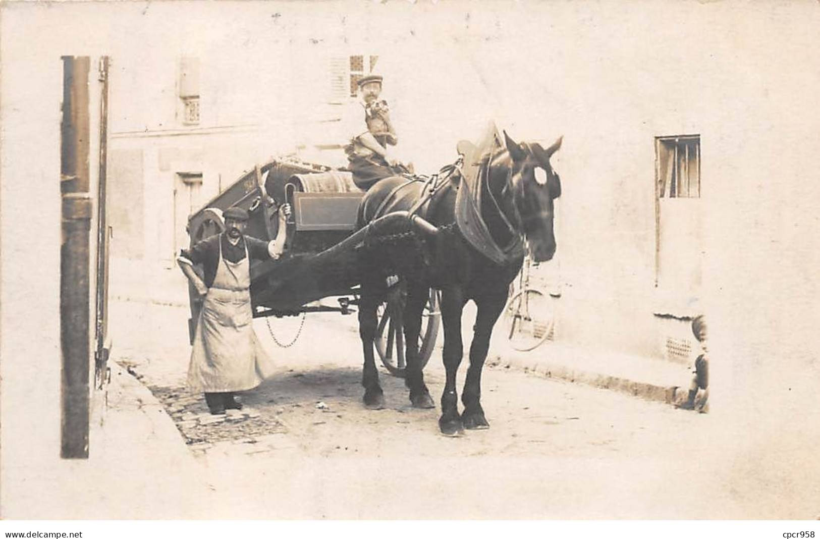 75 - N°90503 - PARIS - Homme Près D'une Charrette, Livreur  - Métier - Carte Photo à Localiser - Petits Métiers à Paris