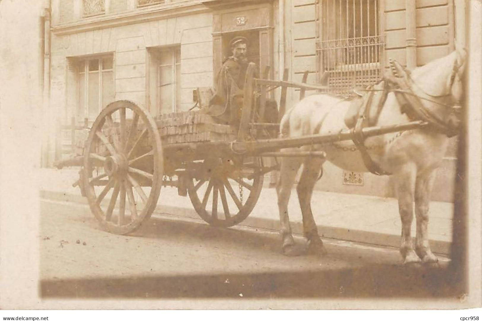 75 - N°90507 - PARIS - Hommes Dans Une Charriot Avec De Très Grosses Roues - Métier - Carte Photo à Localiser - Petits Métiers à Paris