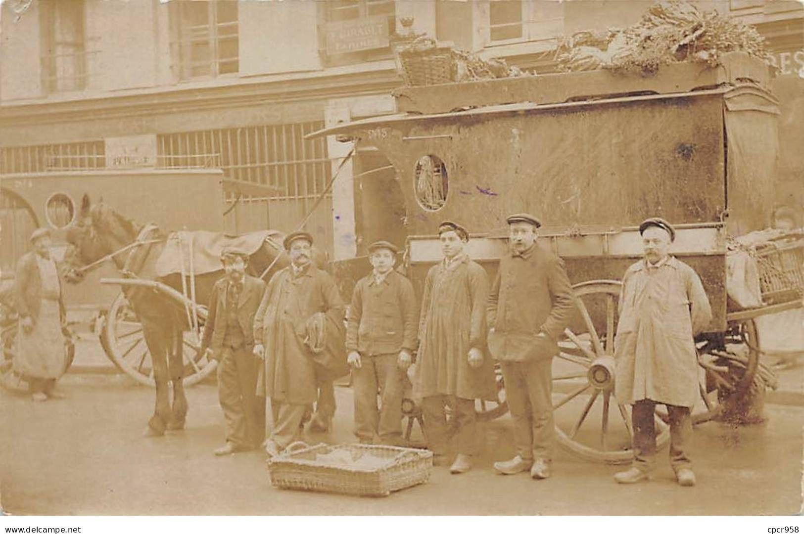 75 - N°90506 - PARIS - Groupe D'hommes Portant Des Blouses Devant Une Charrette Fermée - Métier - Carte Photo - Petits Métiers à Paris