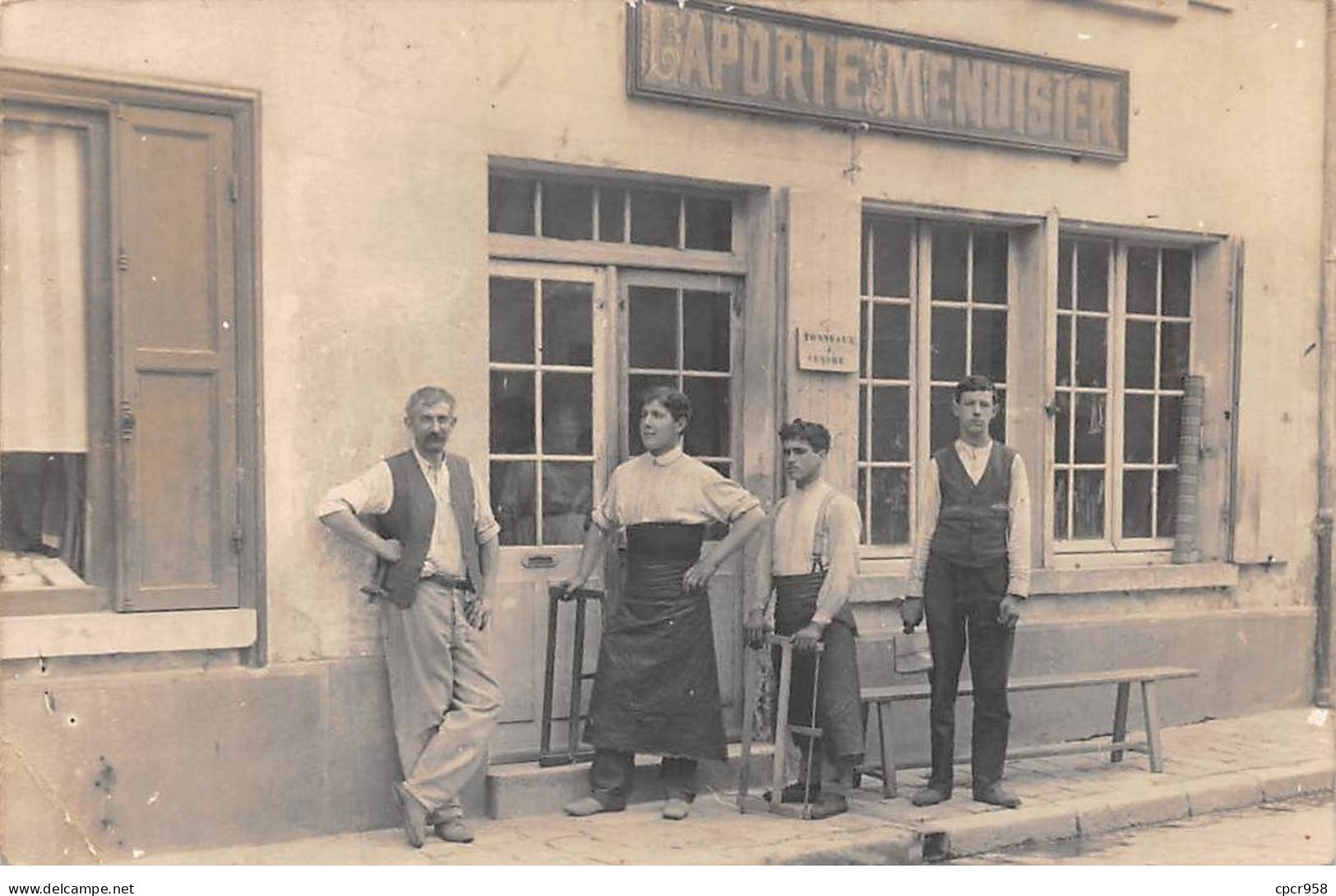 95 - N°90613 - VETHEUIL - Hommes Devant La Menuiserie Laporte - Carte Photo - Vetheuil