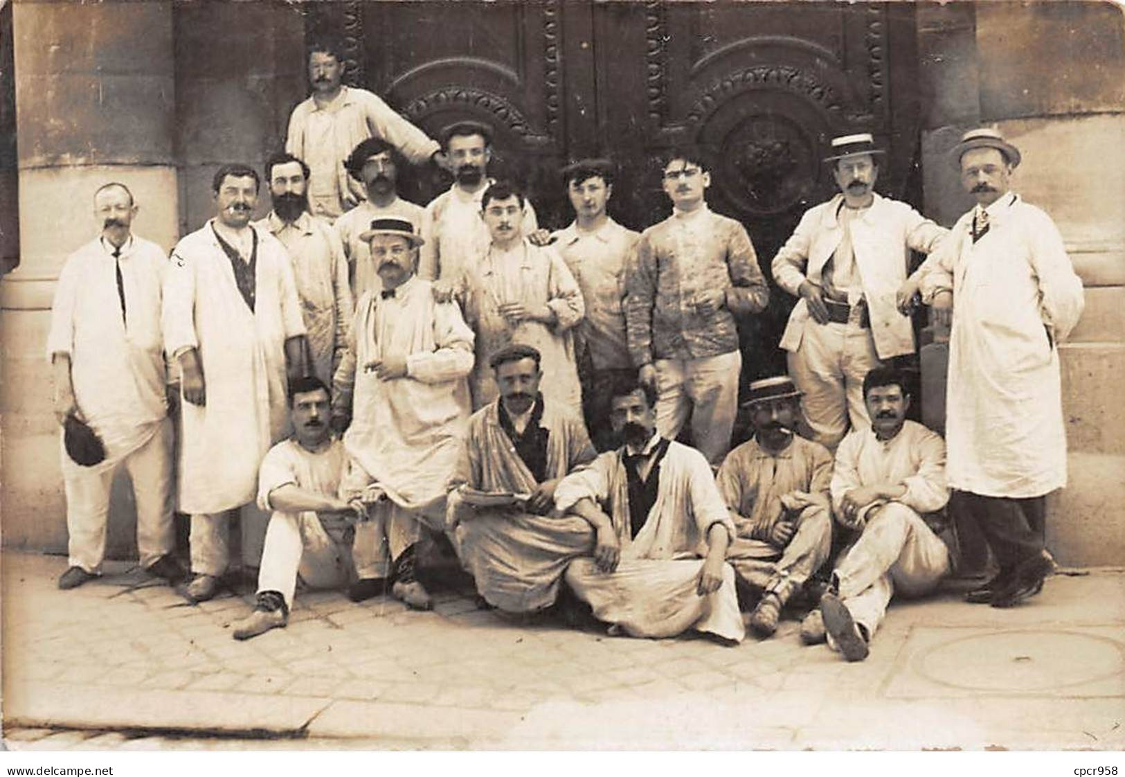 75 - N°90505 - PARIS - Groupe D'hommes Portant Des Blouses Blanches - Métier - Carte Photo - Artigianato Di Parigi