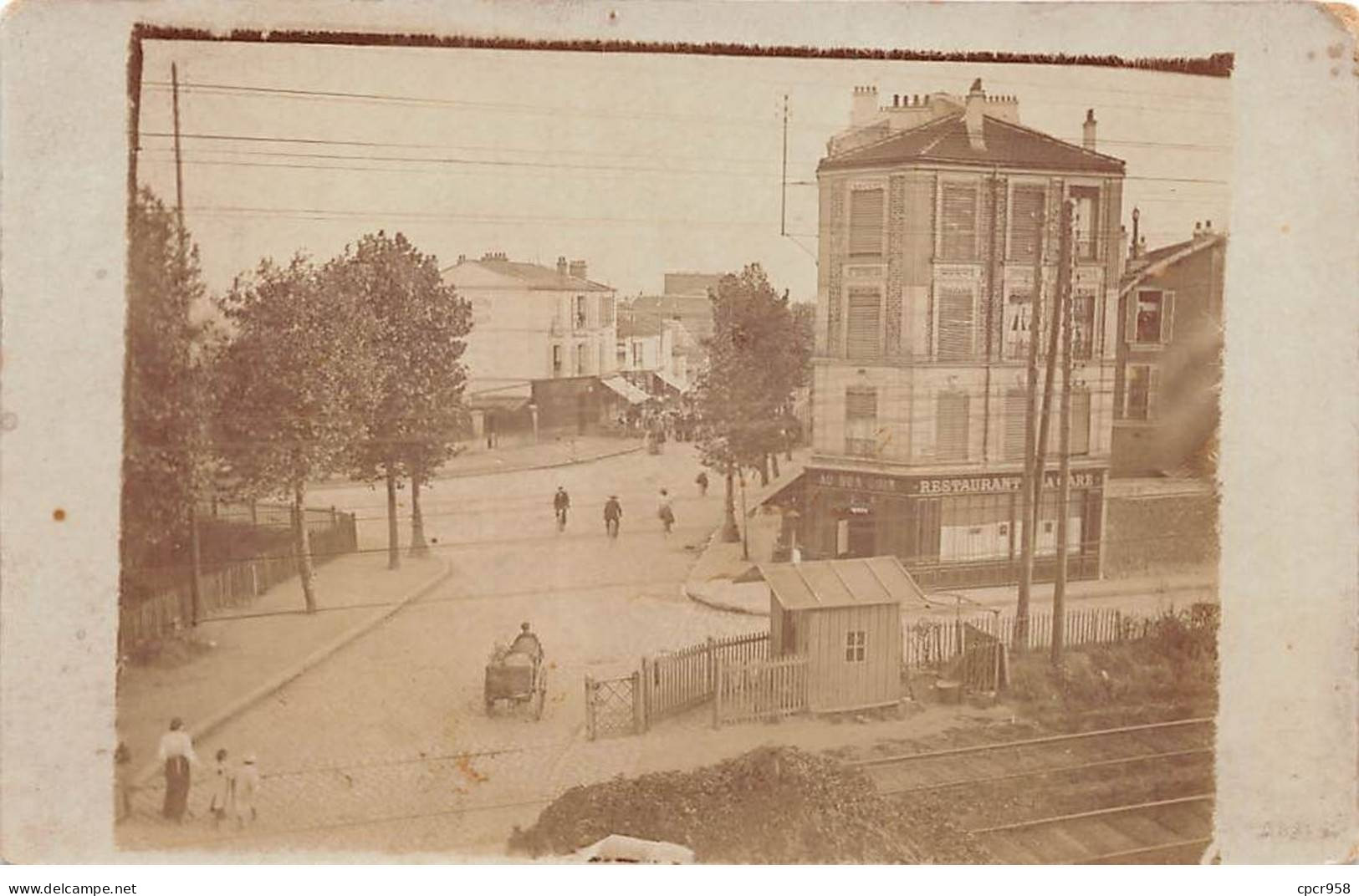 75 - N°90481 - PARIS - Une Rue, Près D'une Ligne De Chemin De Fer, Café Restaurant Au Bon Coin - Carte Photo à Localiser - Cafés, Hoteles, Restaurantes