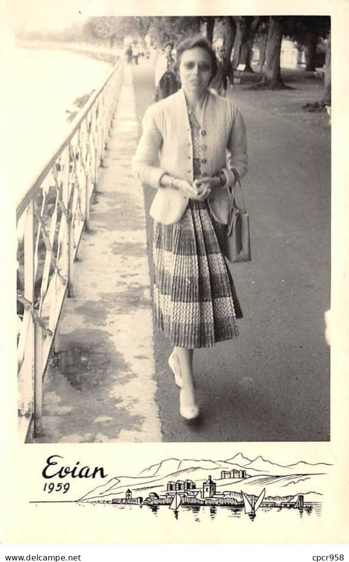 74 - N°90474 - EVIAN-LES-BAINS -  Une Femme Se Promenant, 1959 - Carte Photo - Evian-les-Bains