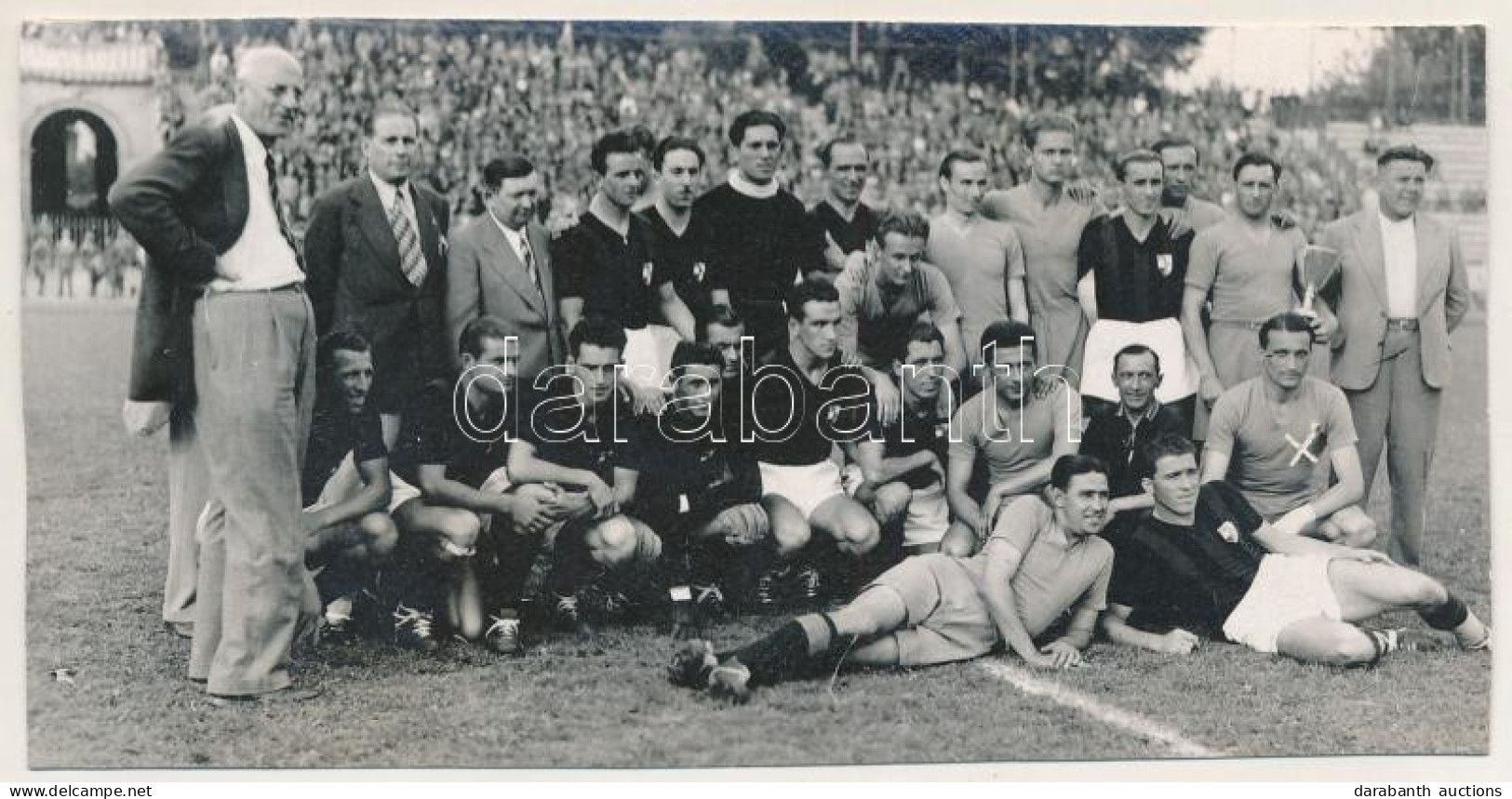 * 1938 Bucuresti, Bukarest, Bucharest; RIPENSIA Temesvár - AC Milan (3:0) Labdarúgó Mérkőzés, Focisták / Ripensia Timiso - Unclassified