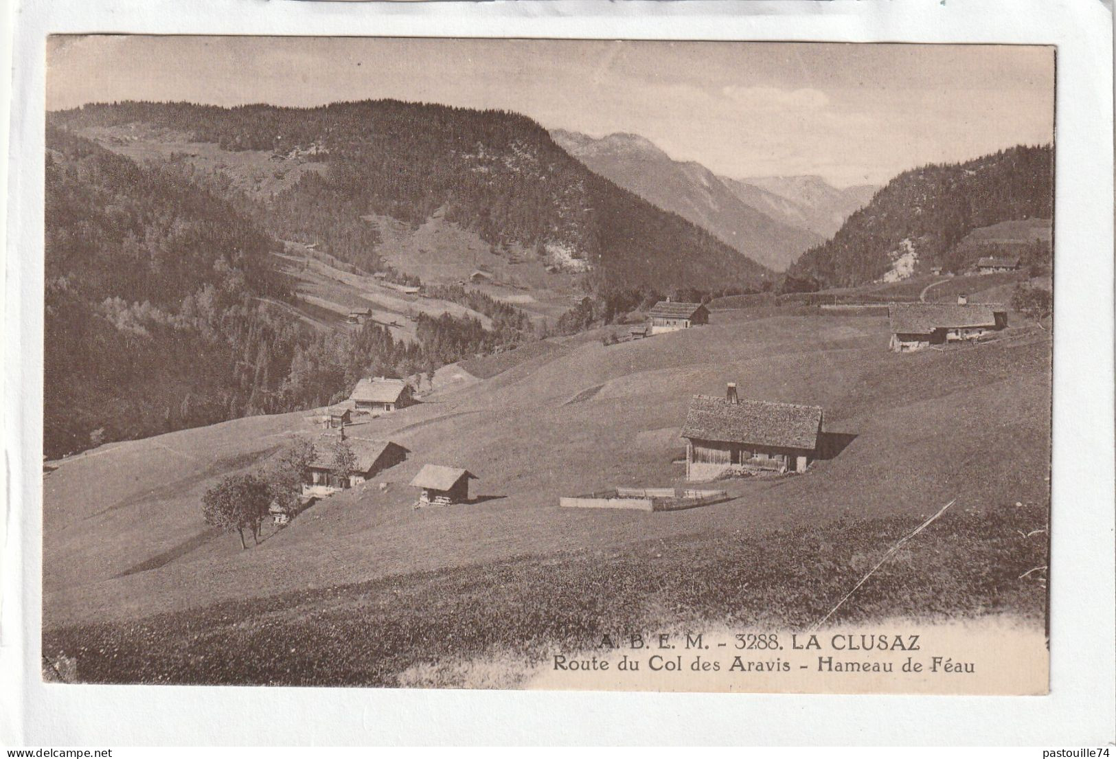 CPA :  14 X 9  -  LA  CLUSAZ   -  Route Du Col Des Aravis - Hameau Des Féau - La Clusaz