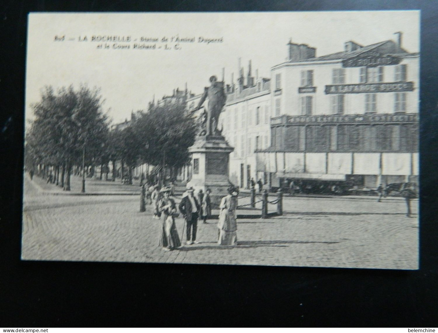 LA ROCHELLE                    STATUE DE L'AMIRAL DUPERRE ET LE COURS RICHARD - La Rochelle